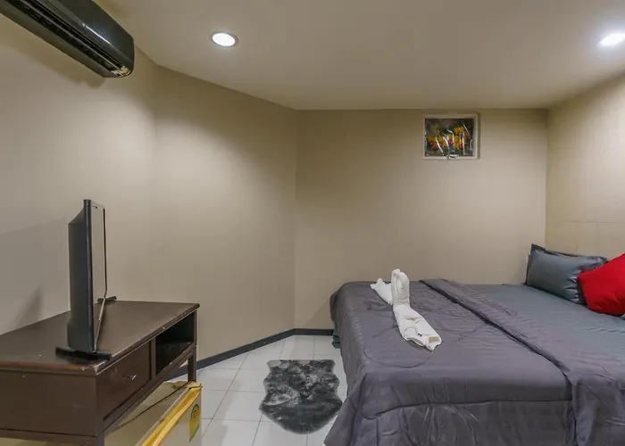 Cheqinn Bed Sukhumvit 4 Nana Plaza Hotel 2*