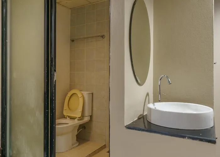 Hotel Cheqinn Bed Sukhumvit 4 Nana Plaza